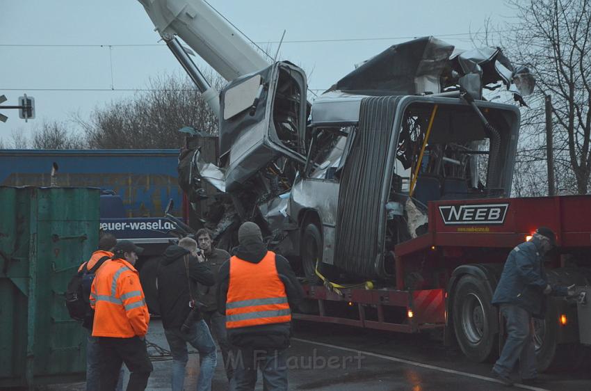 Schwerer VU Bus Zug Düsseldorf P508.JPG